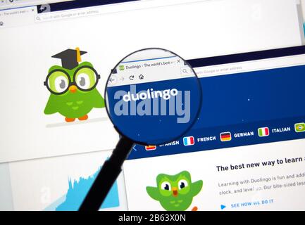Montreal, Kanada - 08. März 2020: Duolingo-Logo und Anwendung auf der offiziellen Website unter Lupe. Duolingo ist eine Plattform, die ein La umfasst Stockfoto