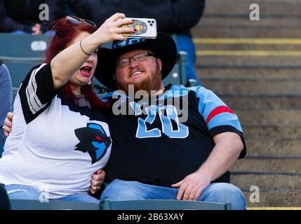 Arlington, Texas, USA. März 2020. Fans von Dallas Renegades nehmen vor dem XFL-Spiel zwischen NY Guardians und den Dallas Renegades im Globe Life Park in Arlington, Texas, ein selfie. Matthew Lynch/CSM/Alamy Live News Stockfoto