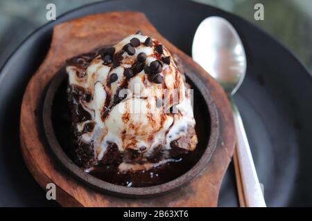 Brownies mit Vanilla-Eis-Topping Stockfoto