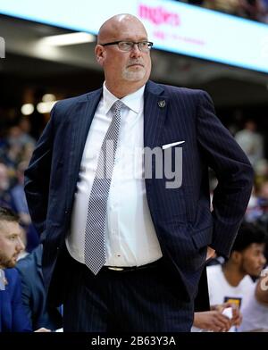 Asheville, North Carolina, USA. März 2020. Cheftrainer STEVE FORBES, East Tennessee State Buccaneers, blickt während der NCAA Southern Conference Tournament Championship am Montag, den 9. März 2020 in Asheville, North Carolina, auf. Der Staat East Tennessee besiegte Wofford 72-58 und schaffte einen automatischen Anlegeplatz für die NCAA-Playoffs. Credit: Rusty Jones/ZUMA Wire/Alamy Live News Stockfoto