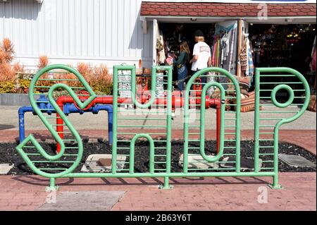 Long BEACH, KALIFORNIEN - 06. März 2020: Schilder-/Fahrradständer im Shoreline Village im Rainbow Harbour anzeigen. Stockfoto