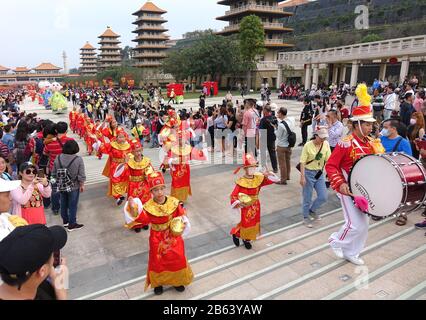 Kaohsiung, TAIWAN - 25. JANUAR 2020: Parade im Buddhistischen Komplex Fo Guang Shan während des chinesischen Neujahrs mit Kindern, die als Chinesischscho verkleidet sind Stockfoto