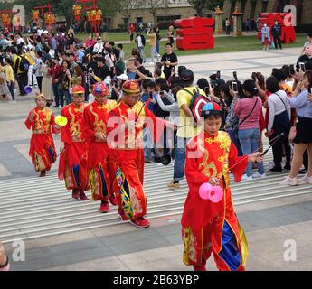 Kaohsiung, TAIWAN - 25. JANUAR 2020: Parade im Buddhistischen Komplex Fo Guang Shan während des chinesischen Neujahrs mit Kindern, die als Chinesischscho verkleidet sind Stockfoto