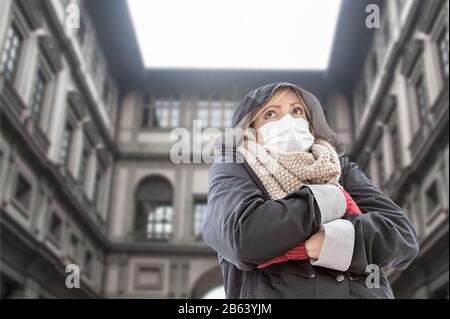 Junge Frau Mit Gesichtsmaske Spaziert in der Nähe der Uffizien In Italien. Stockfoto
