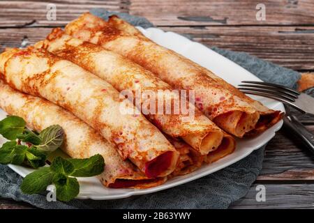 Pfannkuchen mit Rote Bete und Käse Pasta und Lachs Stockfoto