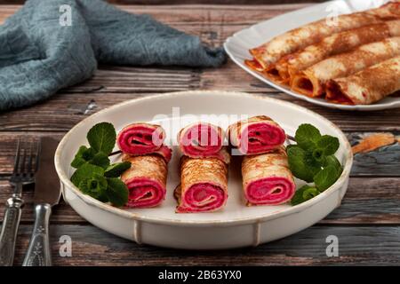 Pfannkuchen mit Rote Bete und Käse Pasta und Lachs Stockfoto