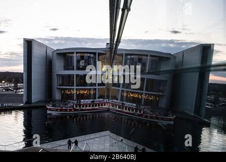 Berlin, Deutschland. März 2020. Das Paul-Löbe-Haus spiegelt sich in einer Glasfront wider. Kredit: Corinna Schwanhold / dpa / Alamy Live News Stockfoto