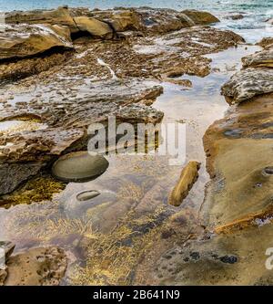 Die harte felsige Küste am Artillery Rock entlang der Great Ocean Road, Victoria, Australien. Stockfoto