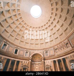 Rom. Italien - 26. März 2017: Decke des Pantheons und Des Altars in Rom. Italien. Innenansicht. Stockfoto