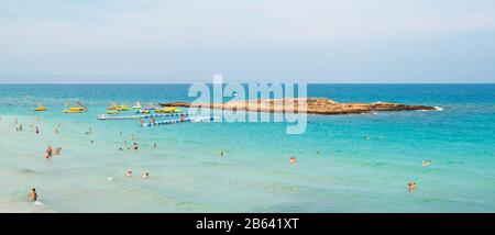 Protaras. Zypern - 5. Oktober 2018: Insel vor dem Strand der Fig Tree Bay in Protaras. Zypern. Stockfoto