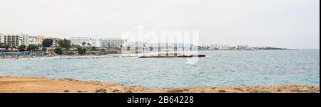 Protaras. Zypern - 5. Oktober 2018: Panorama der Protaras auf Zypern. Mittelmeer. Bewölkter Himmel. Küstenlinie mit Hotels und Touristen. Stockfoto