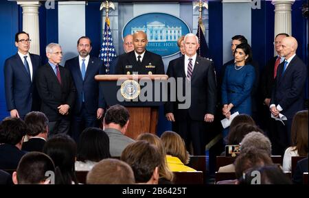 Washington, Vereinigte Staaten. März 2020. 9. März 2020 - Washington, DC, Vereinigte Staaten: Dr. Jerome Adams, Surgeon General of the United States, auf der Pressekonferenz der Coronavirus Task Force. (Foto von Michael Brochstein/Sipa USA) Credit: SIPA USA/Alamy Live News Stockfoto