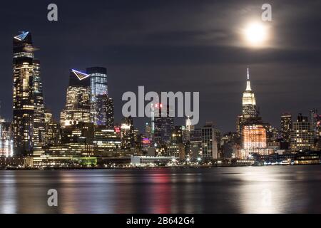 New York, Vereinigte Staaten. März 2020. Supermoon ist am Montagabend, 09., über Manhattan Island in New York in den Vereinigten Staaten zu sehen. (Foto: William VOLCOV/BRAZIL PHOTO PRESS) Credit: Brazil Photo Press/Alamy Live News Stockfoto