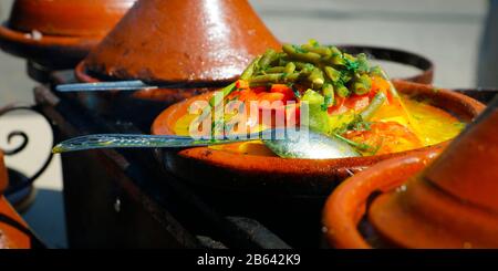 Sortiment von Tajine auf dem Markt in der Médina von marrakesch verkauft Stockfoto