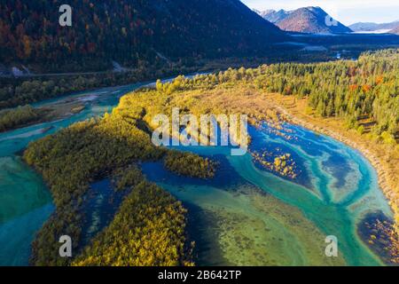 Zufluss der Isar in den Sylvensteinsee, im Herbst bei Lenggries, Isarwinkel, Luftbild, Oberbayern, Bayern, Deutschland Stockfoto