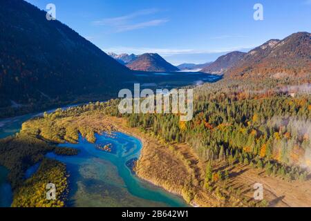 Isar am Zufluss in den Sylvensteinsee, im Herbst bei Lenggries, Isarwinkel, Luftbild, Oberbayern, Bayern, Deutschland Stockfoto