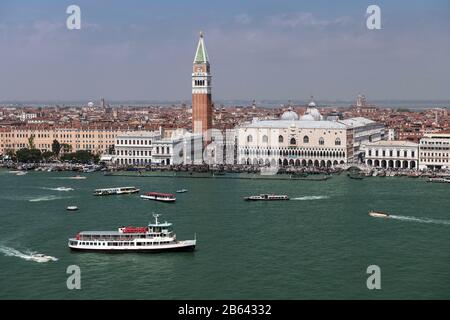 Blick von San Giorgio Maggiore auf die Nationalbibliothek, den Campanile, den Markusplatz und den Dogenpalast, Venedig, Venetien, Italien Stockfoto