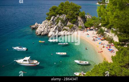 Badestrand in der Bucht von Podrace, Brela, Makarska Riviera, Dalmatien, kroatische Adriaküste, Kroatien Stockfoto