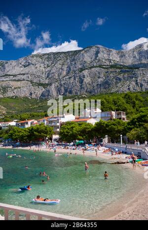 Strand in der Nähe von Tucepi, Biokovo-Bergen, Makarska-Riviera, Dalmatien, kroatische Adriaküste, Kroatien Stockfoto