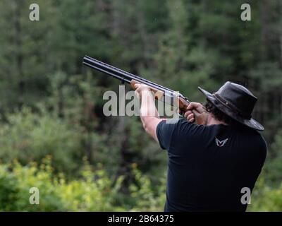 Kugelfalle, Schießsport üben mit Schrotflinte Stockfoto