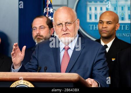 Washington, Vereinigte Staaten. März 2020. Dr. Robert Redfield, Direktor der Centers for Disease Control and Prevention spricht auf der Pressekonferenz der Coronavirus Task Force. Credit: Sopa Images Limited/Alamy Live News Stockfoto