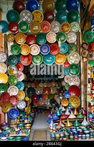 Sortiment an farbenfrohen Tajineplatte, die in der Médina von Marrakesch - Marokko verkauft wird Stockfoto