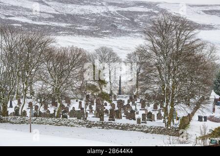 Leadhills Dorfgraveyard im frühen Morgenschnee während Storm Jorge. Scotlands zweithöchstes Dorf. South Lanarkshire, Schottland Stockfoto