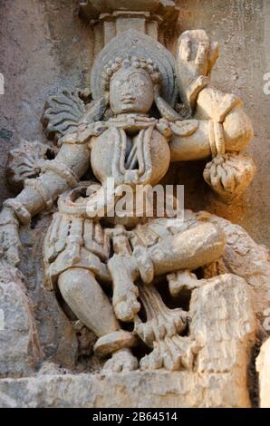Geschnitzte Idole an der Außenwand von Shantinatha Basadi, in der Nähe von Shravanabelagola, Karnataka, Indien Stockfoto