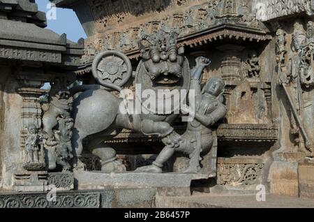 Geschnitzte Skulpturen an der Außenwand des Chennakeshava-Tempelkomplexes, Hindutempel aus dem 12. Jahrhundert, der Lord Vishnu, Belur, Karnataka, Indien gewidmet ist Stockfoto