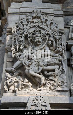 Geschnitzte Skulpturen an der Außenwand des Chennakeshava-Tempelkomplexes, Hindutempel aus dem 12. Jahrhundert, der Lord Vishnu, Belur, Karnataka, Indien gewidmet ist Stockfoto