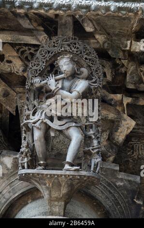 Geschnitzte Skulpturen an der Außenwand des Chennakeshava-Tempelkomplexes, Hindutempel aus dem 12. Jahrhundert, der Lord Vishnu, Belur, Karnataka, Indien gewidmet ist Stockfoto