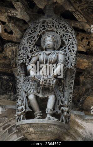 Geschnitzte Skulpturen an der Außenwand des Chennakeshava-Tempelkomplexes, Hindutempel aus dem 12. Jahrhundert, der Lord Vishnu, Belur, Karnataka, Indien gewidmet ist Stockfoto