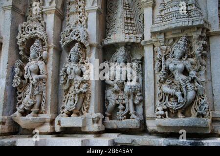 Geschnitzte Idole an der Außenwand des Paathaaleshwara-Tempels, Belur, Karnataka, Indien Stockfoto