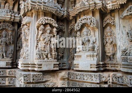 Geschnitzte Idole auf dem Chennakesava-Tempel, ist ein hinduistischer Tempel von Vaishnava, Somanathapura, Karnataka, Indien Stockfoto