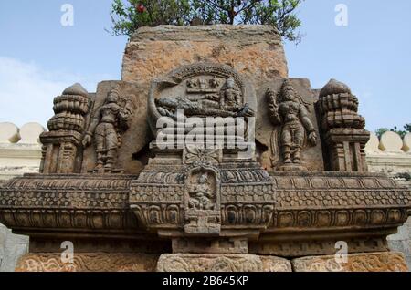 Geschnitztes Idol an der Außenwand eines kleinen Tempels, Ranganathaswamy Temple, Srirangapatna, Karnataka, Indien Stockfoto