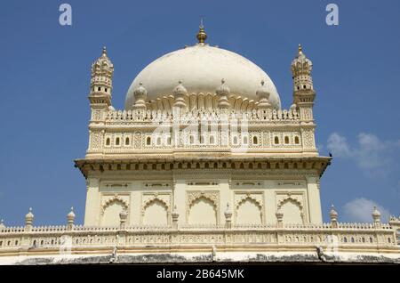 Details zum Schnitzen an der Außenwand des Gumbaz, muslimisches Mausoleum von Sultan Tipu Und Seinen Verwandten Srirangapatna, Karnataka, Indien Stockfoto