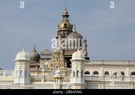 Teilweiser Blick auf den Mysore-Palast, ist ein historischer Palast und eine königliche Residenz, Mysore, Karnataka, Indien Stockfoto