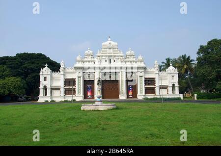 Der Jaganmohan-Palast wurde 1861 fertiggestellt und zunächst von den Wodeyaren, den Königen von Mysore, als ihr Zuhause, Mysore, Karnataka, Genutzt Stockfoto