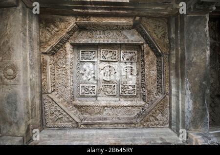 Geschnitzte Idole an der Decke des Hoysaleswara-Tempels, ist ein Hindutempel aus dem 12. Jahrhundert, der Lord Shiva, Halebeedu, Karnataka, Indien, gewidmet ist Stockfoto