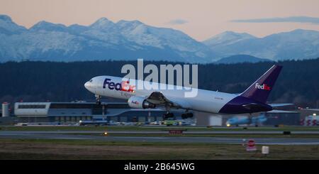 Richmond, British Columbia, Kanada. März 2020. Ein FedEx Express Boeing 767-300F(er) Luftfrachter fährt in der Abenddämmerung vom internationalen Flughafen Vancouver ab. Kredit: Bayne Stanley/ZUMA Wire/Alamy Live News Stockfoto