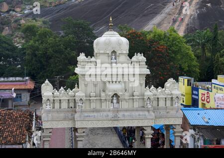 Shravanabelagola, Karnataka, Indien, November 2019, Eingangstor der Statue von Gommateshwara, vom 978-993, Vindhyagiri Hill Stockfoto
