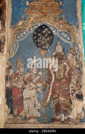 Nov. 2019, Shravanabelagola, Karnataka, Indien. Farbenfrohe, mythologische Gemälde an der Innenwand von Jain Math Stockfoto