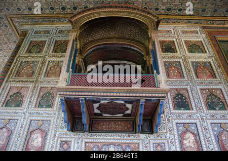 Nov. 2019, Srirangapatna, Karnataka, Indien. Bunte Freskenbilder im Stil von Mysore-Gemälden an den Wänden Stockfoto