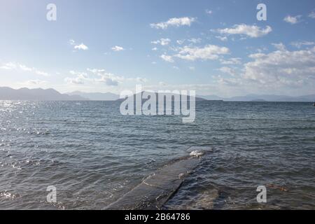 Blick auf den blauen bewölkten Himmel an einem sonnigen Tag am Meer Stockfoto