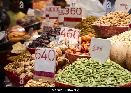 Getrocknete Früchte und Nüsse auf dem lokalen Lebensmittelmarkt in Old Delhi, Indien. Stockfoto