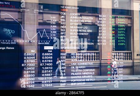 Sydney, Australien. März 2020. Die Menschen laufen am 10. März 2020 außerhalb der Australian Securities Exchange (ASX) in Sydney, Australien. Der australische Aktienmarkt öffnete sich am Dienstag trotz der Bedenken wegen schwererer Verluste nach einer schwachen Führung durch die ausländischen Märkte etwas tiefer. Um 10:30 (AEST) lag der Benchmark S&P/ASX 200 Index um 22,30 Punkte oder 0,39 Prozent bei 5.738,30, während der breiter gefasste All Ordinaries Index um 29,10 Punkte oder 0,50 Prozent bei 5.793,30 sank. Kredit: Bai Xuefei/Xinhua/Alamy Live News Stockfoto