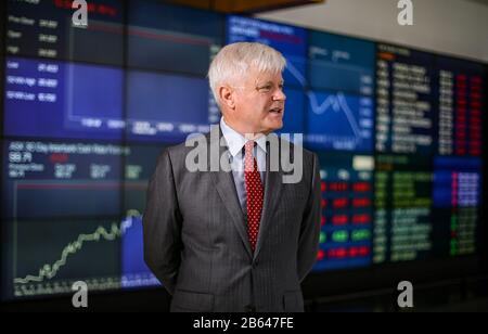 Sydney, Australien. März 2020. Chefökonom von Deloitte Australia Chris Richardson erhält am 10. März 2020 ein Interview an der Australian Securities Exchange (ASX) in Sydney, Australien. Der australische Aktienmarkt öffnete sich am Dienstag trotz der Bedenken wegen schwererer Verluste nach einer schwachen Führung durch die ausländischen Märkte etwas tiefer. Um 10:30 (AEST) lag der Benchmark S&P/ASX 200 Index um 22,30 Punkte oder 0,39 Prozent bei 5.738,30, während der breiter gefasste All Ordinaries Index um 29,10 Punkte oder 0,50 Prozent bei 5.793,30 sank. Kredit: Bai Xuefei/Xinhua/Alamy Live News Stockfoto