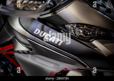 Detail des Motorradlogos. Nahaufnahme des Ducati-Logos. Stockfoto