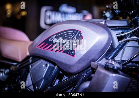 Detail des Motorradlogos. Nahaufnahme des indischen Logos. Stockfoto