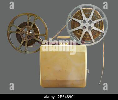 Tragbarer Filmprojektor im Vintage-Format auf isoliertem grauem Hintergrund mit Beschneidungspfad. Stockfoto